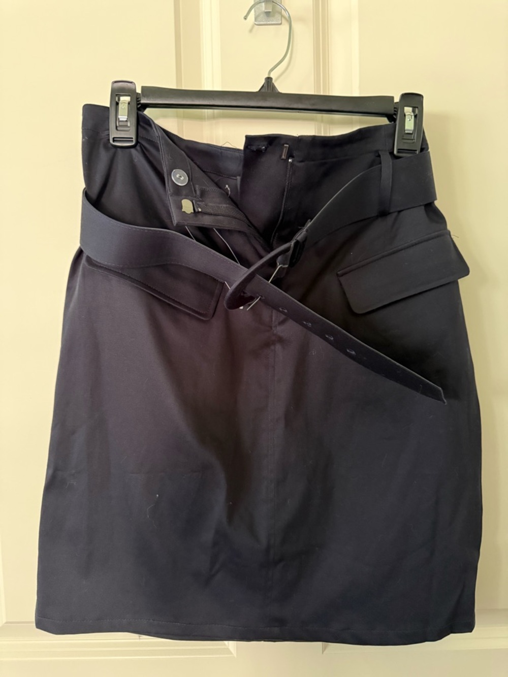 NWT Donna Karan classic black pencil skirt, size 10, includes thick black belt.